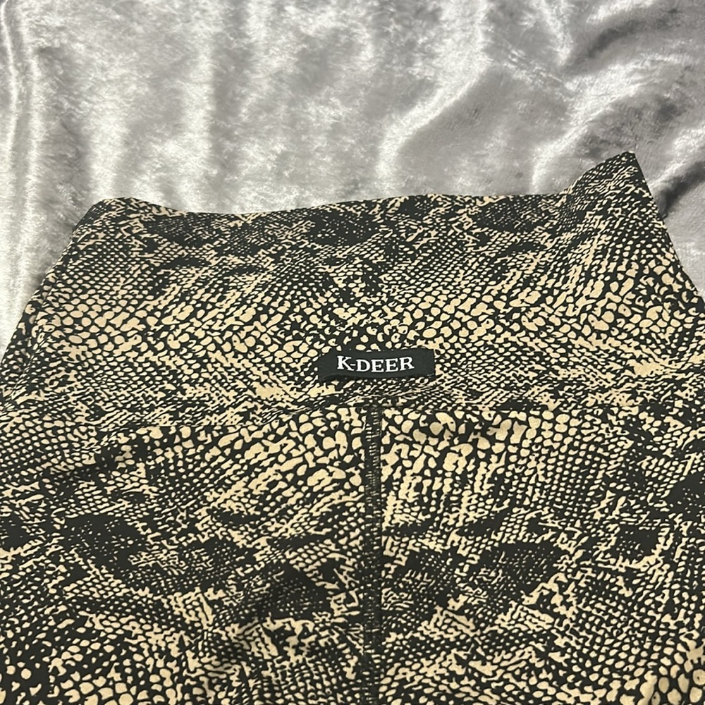 K-DEER Black and Tan Snake Print Leggings - Picture 2 of 4